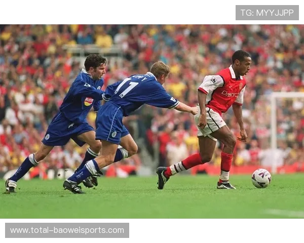 《球场传奇：一位足球巨星的自传与奋斗历程》